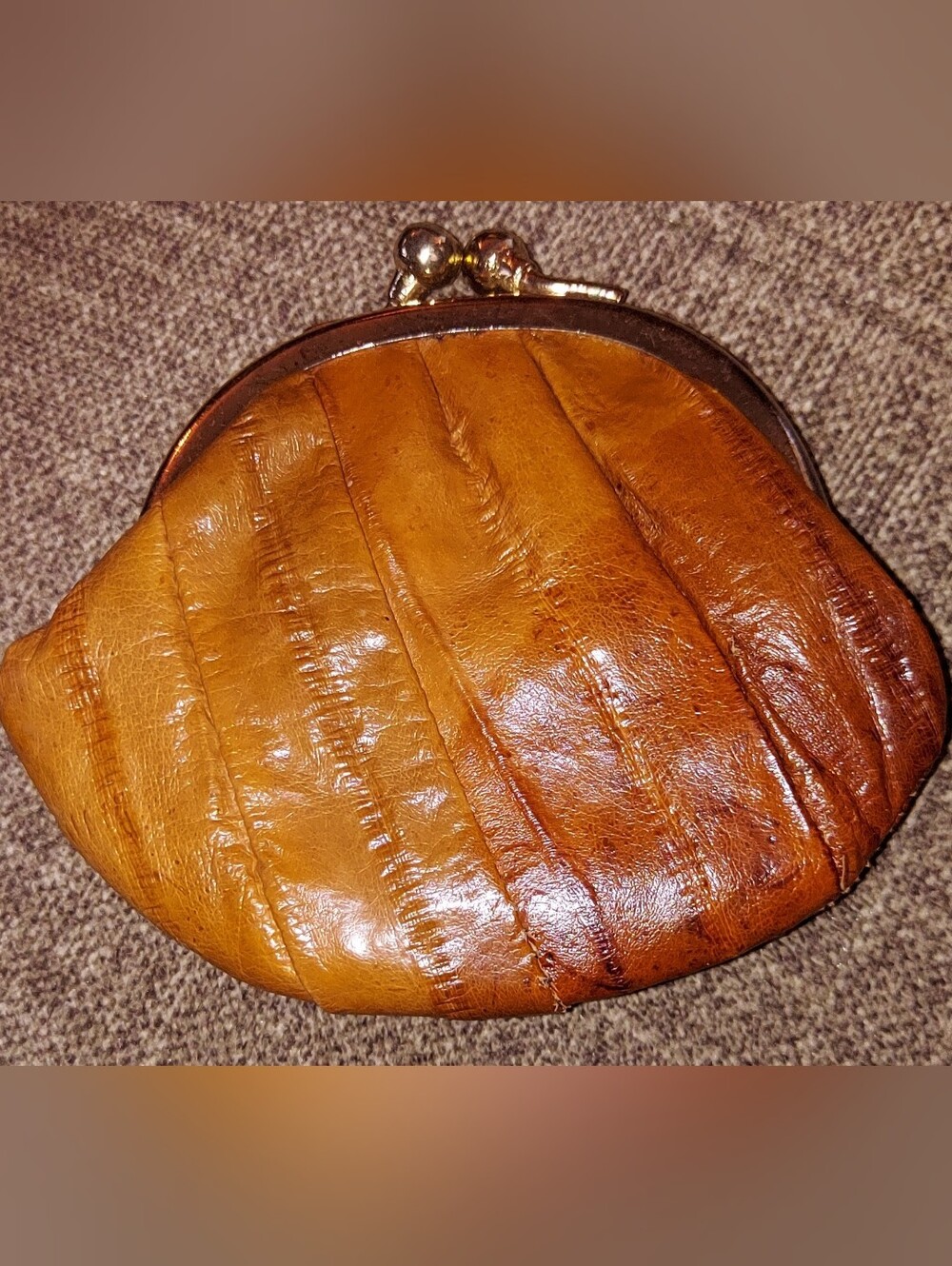 Women's Two-Tone Tan Kiss-Lock Coin Purse - Picture 2 of 3